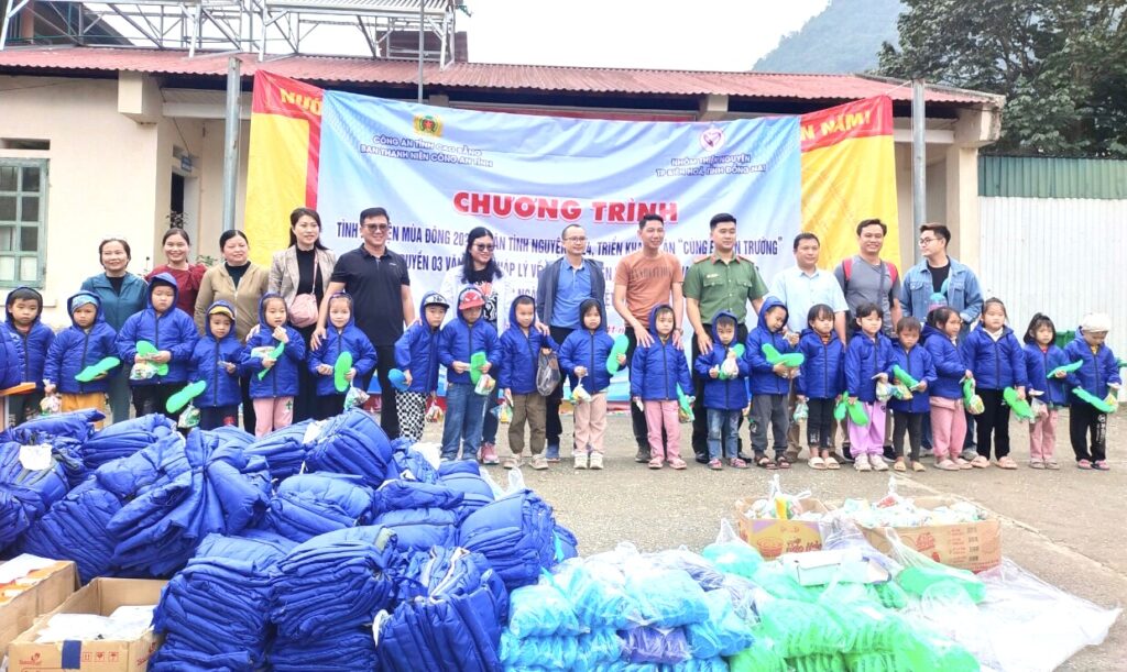 doan thien nguyen dong nai tang qua ao am trao em nam 2023 cho hoc sinh ngheo cao bang 654f8eeca7bb9