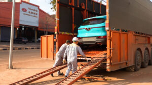 ngam truoc dan taxi dien xanh sm sap lan banh tai lao 65425f29427f4