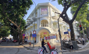 nhieu qua tang trong dip khai truong uniqlo hoan kiem 654e3d7451187