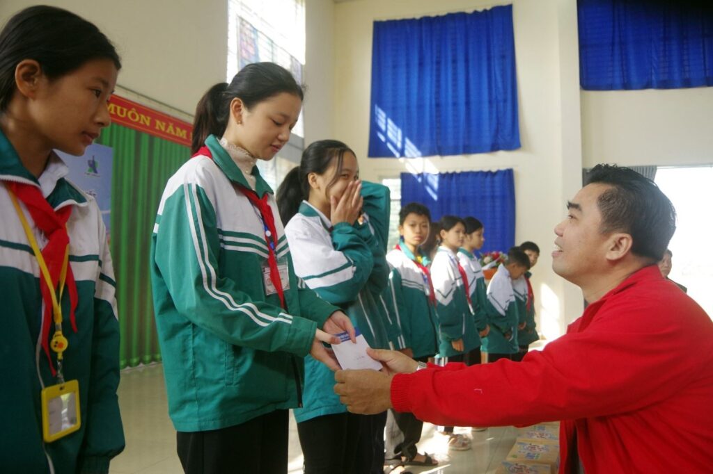 tan hiep phat trao tang 50 phan qua cho hoc sinh vuot kho tai ha nam 655b6c5940cbe
