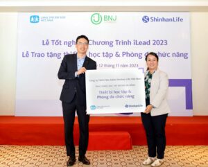 trao tang thiet bi hoc tap va phong da chuc nang cho lang tre em sos da nang 65523263906fc