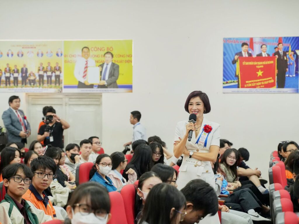 hon 500 sinh vien hutech duoc dinh huong xay dung thuong hieu ca nhan 671c457d7be46