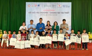 manulife trao qua ho tro cuoc song ba con vung cao sau thien tai 670f16858ed72