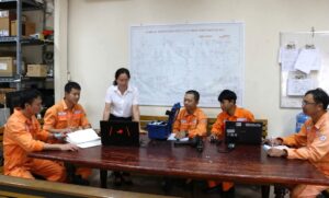 nu cong nhan gioi giu lua trong cong viec va gia dinh 67218cdcba3b0