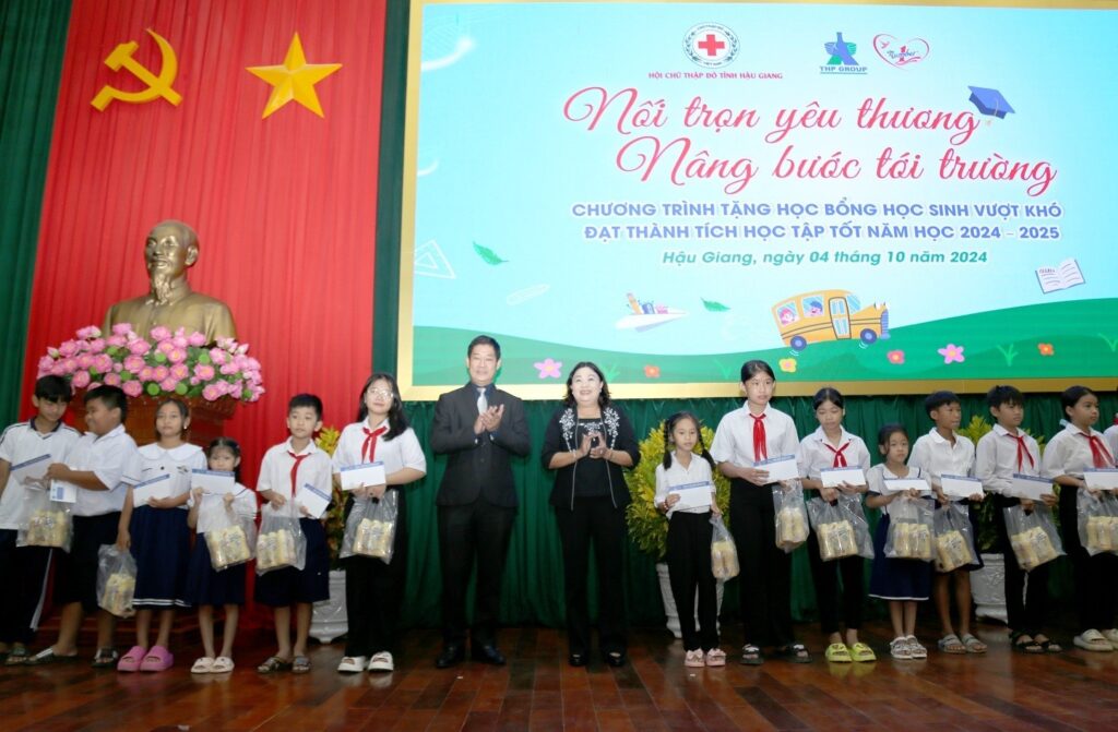 Tân Hiệp Phát trao học bổng cho 200 em học sinh vượt khó tại tỉnh Hậu Giang 1 tan hiep phat trao hoc bong cho 200 em hoc sinh vuot kho tai tinh hau giang 6705dc7f2d3ab