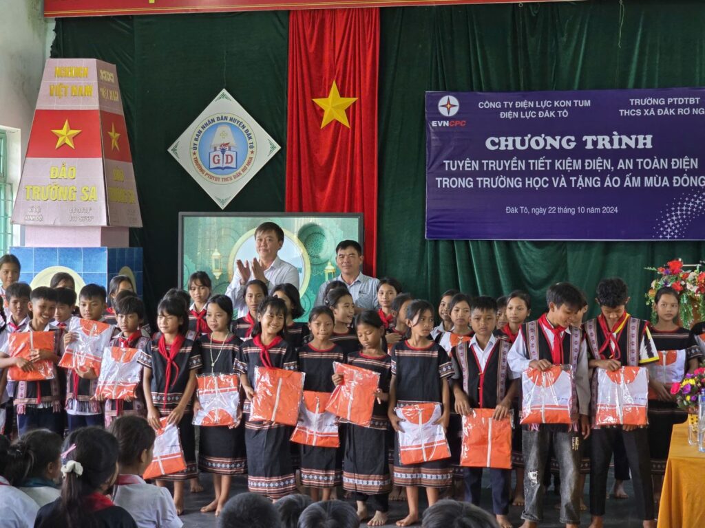 Tặng áo ấm mùa đông cho học sinh vùng dân tộc thiểu số 1 tang ao am mua dong cho hoc sinh vung dan toc thieu so 671d9704e2f5e