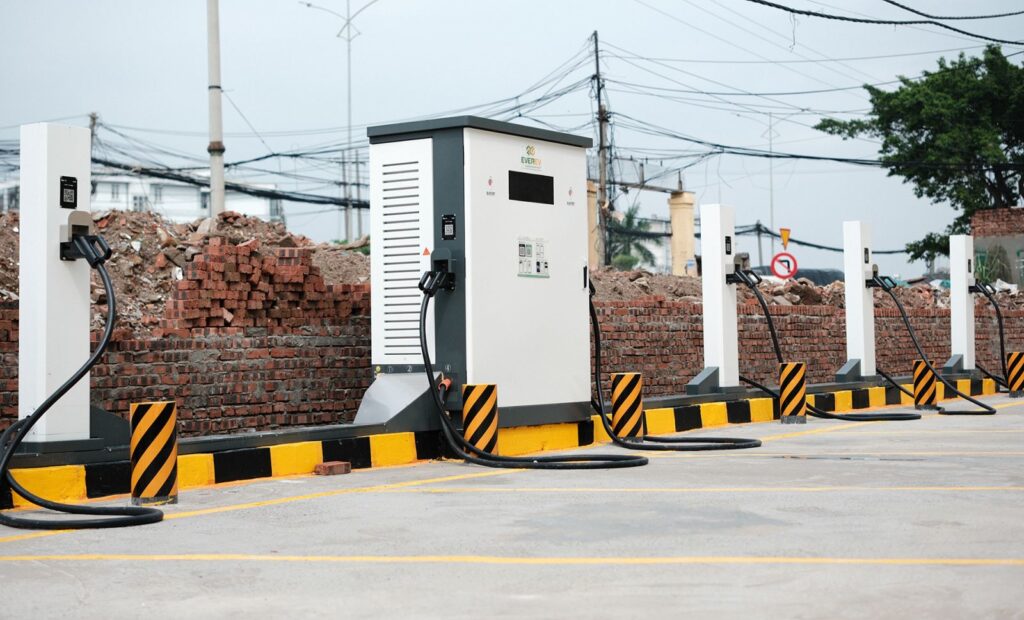 eversolar hop tac kinh doanh tram sac nhuong quyen v green 67257fe79b2f3