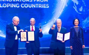 gs gurdev singh khush duoc vinh danh cung voi gs vo tong xuan la niem hanh phuc dac biet 672d690c9d2dd