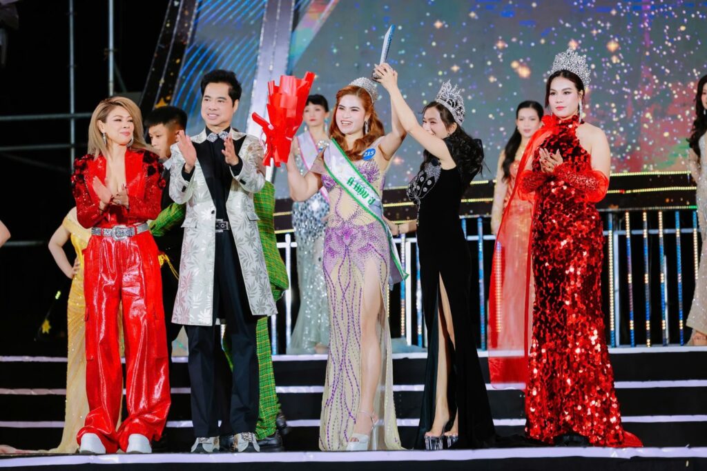 nu doanh nhan det may xu thanh cham vuong mieng a hau 3 tren dau truong sac dep 676f54697d15a