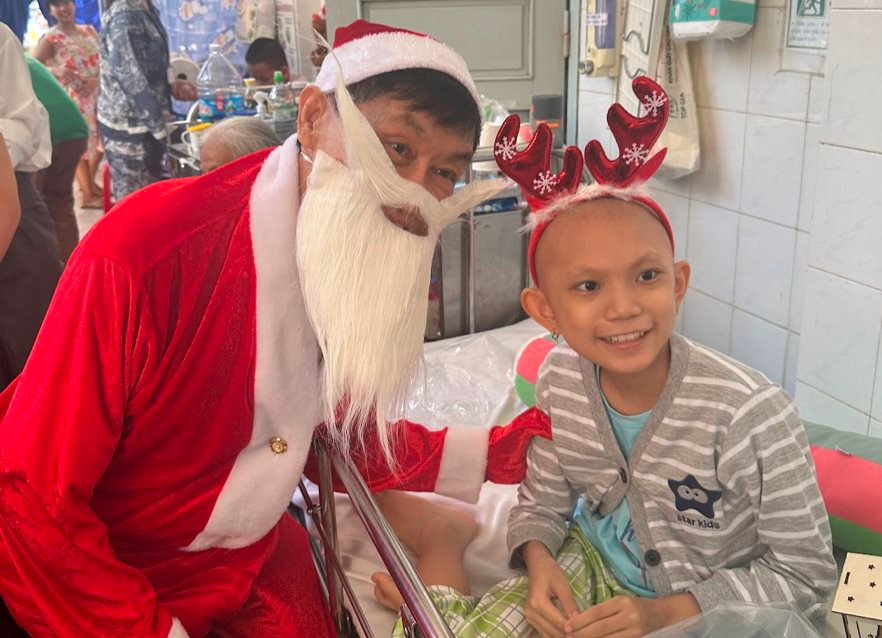 vua hang hieu hoa than thanh ong gia noel tham cac be tai benh vien nhi dong 2 676b5f5079a23