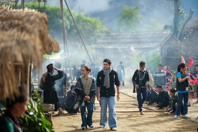 theo chan cap doi yeu nham ban than di khap dat viet 679983e9133b1