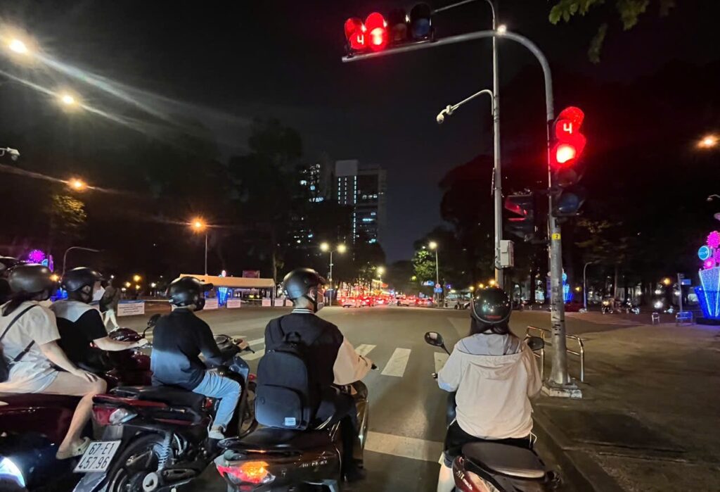tp ho chi minh nguoi dan chi duoc re phai khi den do tai giao lo neu co bien bao phu 6781c8d209486