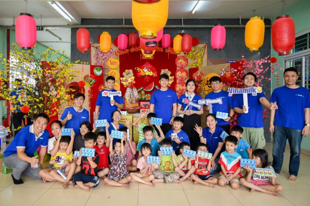 vinamilk tang hang nghin phan qua tet cho tre em cong nhan truoc them nam moi at ty 67958f3ec039a