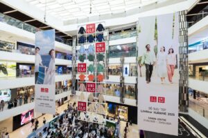 uniqlo gioi thieu bo suu tap lifewear xuan he 2025 khoanh khac ruc ro 67ba79ae306d4