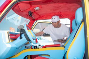 giam khao cuoc thi sang tao chat rieng doc ban ca tinh vf 3 giong mot tam canvas de moi nguoi thoa suc sang tao 67e0b4cea5e35