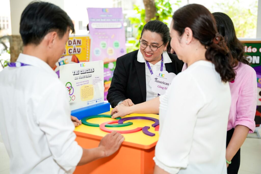 i clc trien lam hanh trinh giao duc tron doi va toa dam giao duc so 67dcc0ac28949