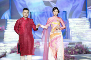 no luc quang ba ao dai den ban be quoc te 67cf918e9a082