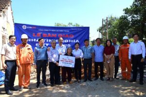 pc quang ngai trao kinh phi ho tro xay 5 nha tinh nghia 67de1241976d2