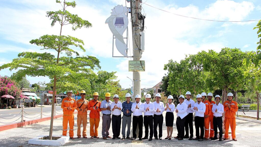 Gắn biển công trình chào mừng kỷ niệm 50 năm thành lập Tổng công ty Điện lực miền Trung 1 gan bien cong trinh chao mung ky niem 50 nam thanh lap tong cong ty dien luc mien trung 67ede41dcaef3