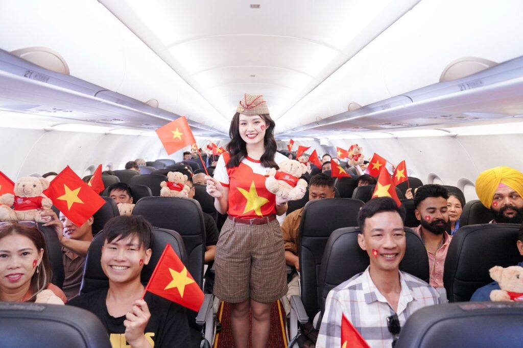 hoa cung khong khi tu hao nhung chuyen bay vietjet ruc ro mau co do dip dai le 30 4 68117cc221905
