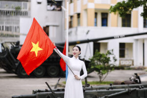 hoa hau hoa binh doanh nhan viet nam 2024 khoe sac ao dai tai bao tang lich su hue 68102b0eb2e3f