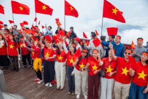 du khach hao hung va tu hao tham du le thuong co tren dinh fansipan dip nghi le 30 4 1 5 681571173ae95