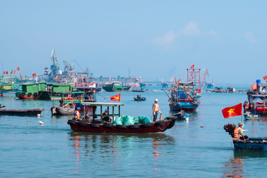 thu gom 30 tan rac thai trong chien dich lam sach bai bien vinh nghi son 684a2de29acbf