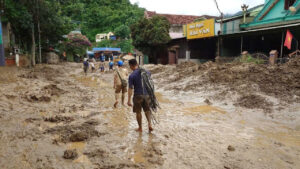 nguoi vnpt vuot lu giu song va ho tro van chuyen nhu yeu pham cho ba con vung lu 688580867f4db