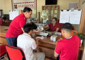 agribank lam viec xuyen le dam bao tang qua kip thoi cho nguoi dan 68b3a5665668e