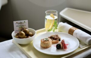 vietnam airlines mang dac san nhan long hung yen len chuyen bay 68a12fc83735c