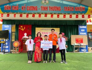 nui phao trao hoc bong va trang thiet bi mang niem vui den thay tro ngay tuu truong 68bb9eac2c5bd