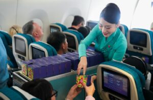 vietnam airlines phuc vu mien phi banh trung thu tren chuyen bay noi dia 68c4c8875031a
